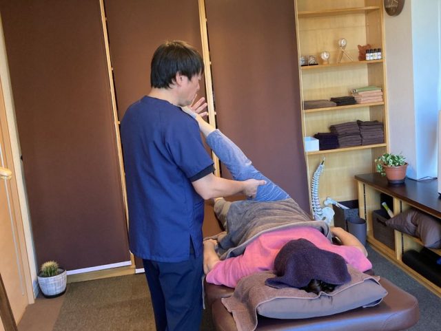 膝の痛みの原因となる太ももの筋膜の硬さをリリースしている施術風景