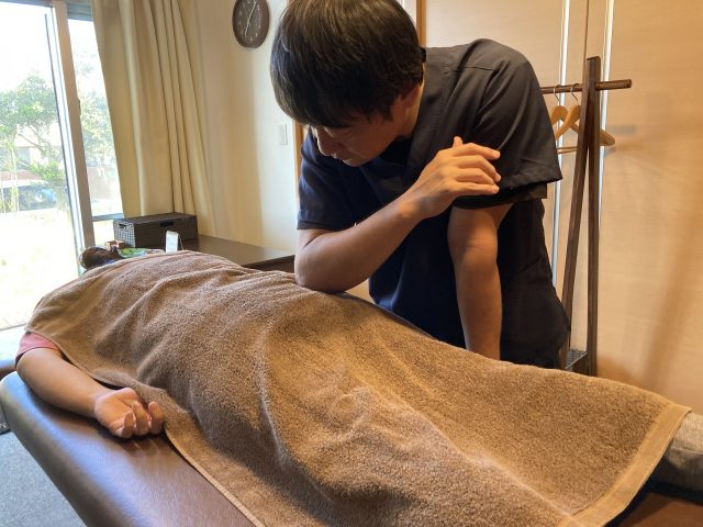 坐骨神経痛の原因である筋膜の硬さを肘を使って緩める施術