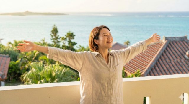 沖縄の朝日のなかで、スッキリと伸びをして笑顔を見せる30代の女性