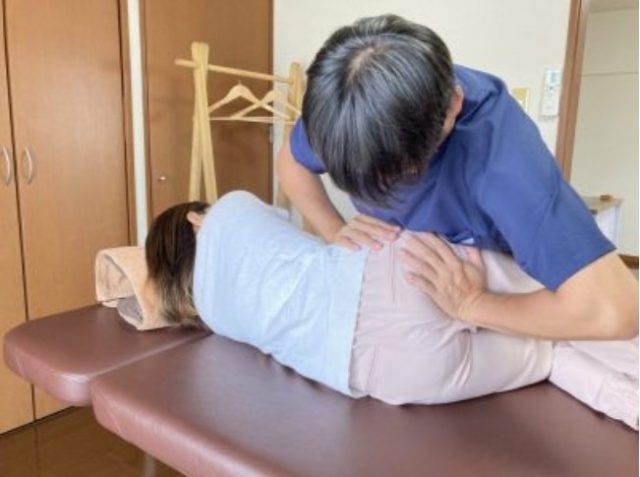 股関節の痛みの根本原因となる骨盤の歪みを整える施術風景。理学療法士・作業療法士の国家資格を持つセラピストが、一人ひとりの状態に合わせて丁寧にアプローチしています。